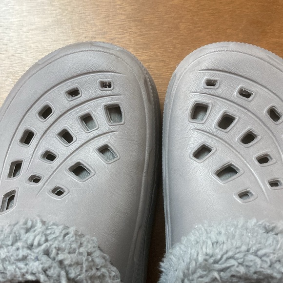Esmara faux fur unisex grey clogs with strap; size 5.5-6 - preowned - Picture 3 of 6